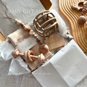 【名入り】出産祝い5点セット 選べるシリコンボール、木製歯固め、歯固めホルダー  ギフトボックス名入りチャームつき